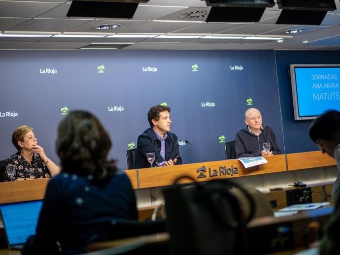 El director general de Cultura, Roberto Iturriaga, junto a la coordinadora general de la Fundación San Millán, Almudena Martínez, y el responsable de Zarándula, Carles García, presentan las Jornadas Ana María Matute