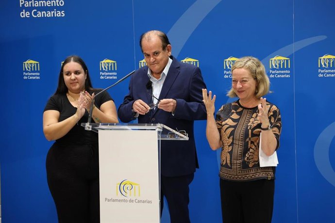 El presidente de ASOCIDE, Cristo González, en la lectura de un manifiesto en el Parlamento de Canarias con motivo de la conmemoración del 'Día Europeo de las Personas Sordociegas'