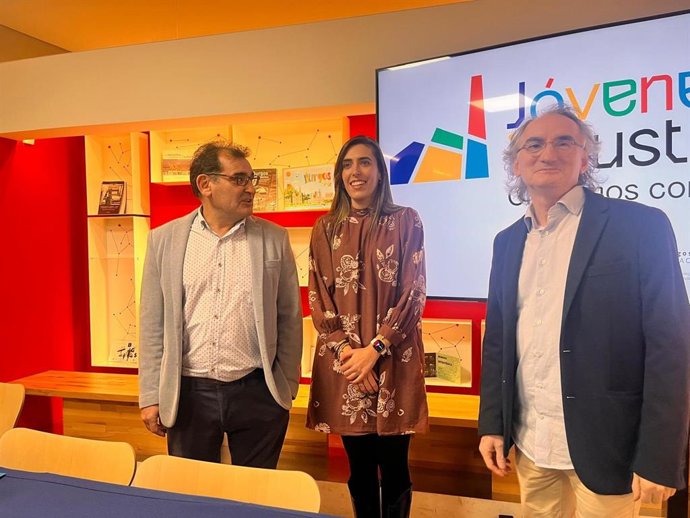 El director del colegio Jesuitas, Cristóbal Álvarez, la concejala, Andrea Ballesteros, y el director del Niño Jesús, Faustino Díez.