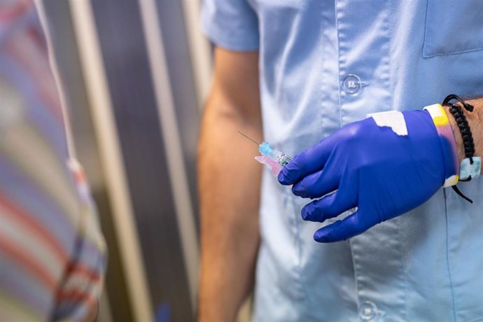 Archivo - Un enfermero con la vacuna de la gripe en un centro de salud