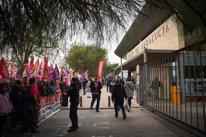 Archivo - Concentración de CCOO a las puertas de una consejería andaluza como foto de recurso.