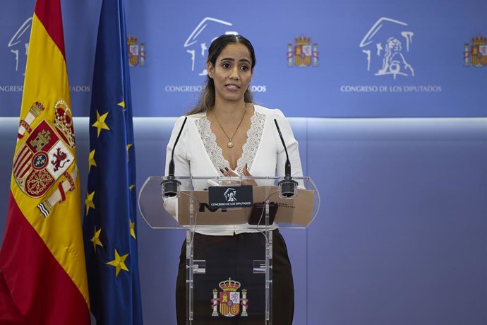 Tesh Sidi, membro do grupo parlamentar Sumar, realiza uma coletiva de imprensa no Congresso dos Deputados, em 21 de outubro de 2025, em Madri (Espanha).