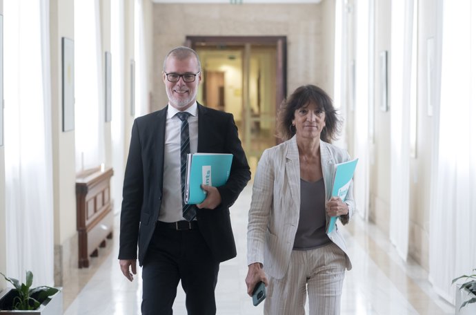 Los diputados de Junts Josep Maria Cruset y Pilar Calvo a su llegada a una reunión de la Junta de Portavoces, en el Congreso de los Diputados, a 2 de septiembre de 2025, en Madrid (España).