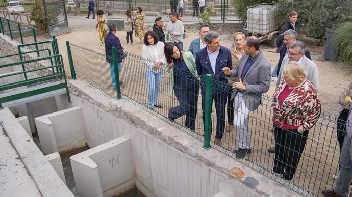El delegado del Gobierno de España en Andalucía, Pedro Fernández, y la presidenta de la Confederación Hidrográfica del Guadalquivir, Gloria Martín, visita actuaciones en cauces de la provincia de Granada.