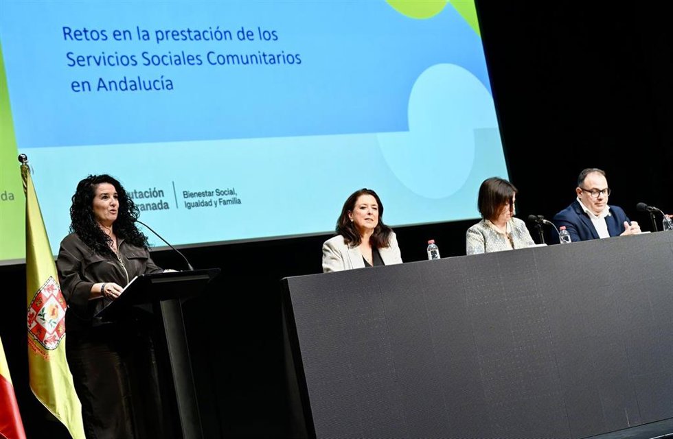 La diputada provincial de Bienestar Social, Igualdad y Familia, Elena Duque, ha presidido la inauguración de las jornadas 'Retos en la prestación de los Servicios Sociales Comunitarios en Andalucía' en Almuñécar.