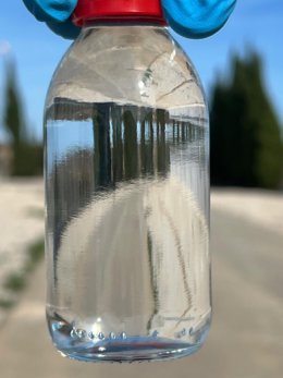 Muestra de agua tomada en el depósito de El Mirador, desde el que se abastecen San Javier, San Pedro y Los Alcázares