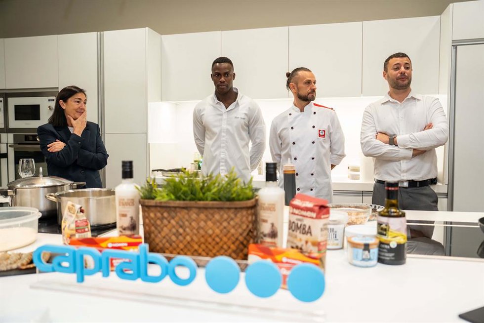 Rosa M. Anguita Garrido, directora de Comunicación Corporativa y Relaciones Institucionales de Caprabo; Mady Faye, ayudante del chef; Albert Guzmán, el chef de la Jornada; y Fortu Simón, director de Marketing de NomenFoods.