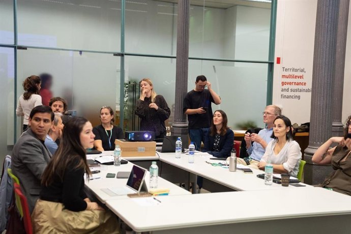 Los visitantes en una reunión explicativa