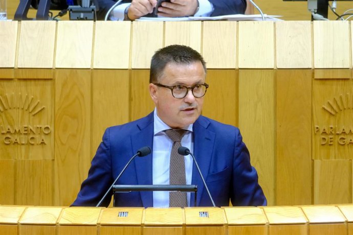 El  conselleiro de Emprego, Comercio e Emigración, José González, en el Parlamento