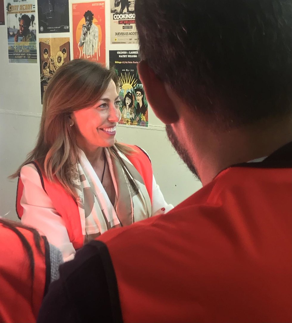 La alcaldesa de Zaragoza, Natalia Chueca, y en primer plano de espaldas el concejal de Vox, Armando Martínez