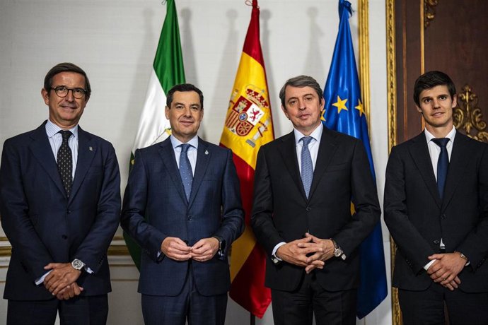 El presidente de la Junta de Andalucía, Juanma Moreno, ha mantenido este martes una reunión en Sevilla con la dirección de la compañía General Dynamics European Land Systems, referente en defensa