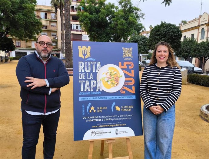 La delegada municipal de Comercio, Paula Fuster, y el presidente de la Asociación de Hosteleros, Toni  Arújo, durante la presentación de la I Ruta de la Tapa de Alcalá de Guadaíra