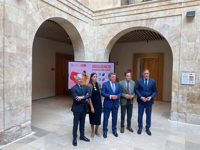 El consejero de Presidencia, Luis Miguel González Gago (centro), junto al rector de la USAL, Juan Manuel Corchado, el alcalde de Salamanca, Carlos García Carbayo, y representantes de las regiones norte y centro de Portugal.
