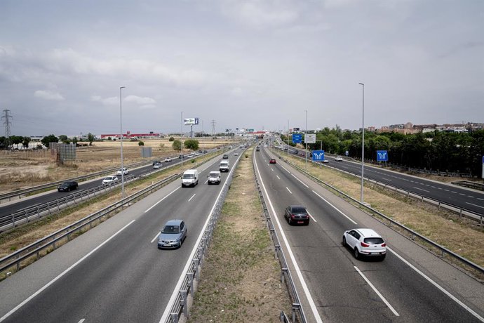 Archivo - Arquivo - Vários carros circulam durante a operação saída de verão 2024, na autoestrada A5, em 28 de junho de 2024, em Madri (Espanha). A Direção Geral de Tráfego (DGT) prevê mais de 94 milhões de viagens rodoviárias de longa distância em 2024.