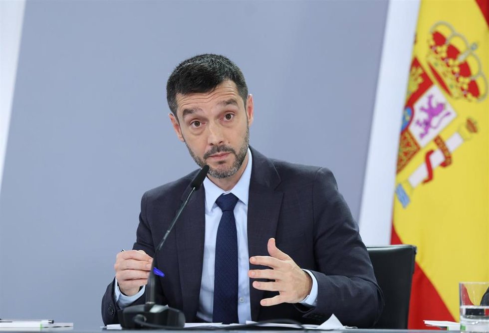 El ministro de Derechos Sociales, Consumo y Agenda 2030, Pablo Bustinduy, durante una rueda de prensa posterior a la reunión del Consejo de Ministros, en el Palacio de la Moncloa, a 21 de octubre de 2025, en Madrid (España).