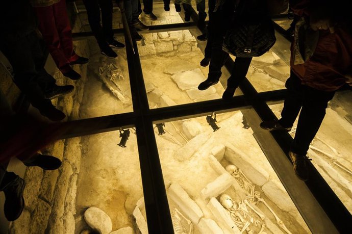 Archivo - El museo de Arte y de Historia de Zarautz organiza visitas guiadas a la necrópolis medieval para celebrar Gau Beltza