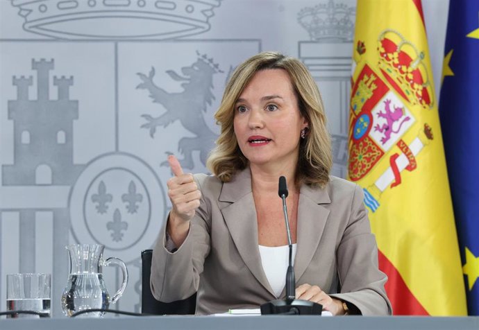 La ministra de Educación, Formación Profesional y Deportes, Pilar Alegría, durante una rueda de prensa posterior a la reunión del Consejo de Ministros, en el Palacio de la Moncloa, a 21 de octubre de 2025, en Madrid (España). 