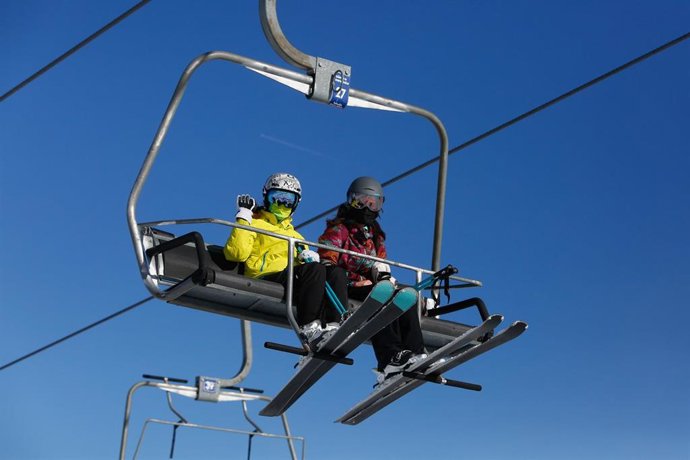 Archivo - Esquiadores cogiendo telesillas en la estación de esquí de Sierra Nevada. Archivo.