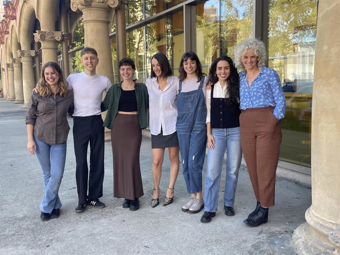 La directora Lucia del Greco con el reparto de 'Little Women' en el Teatre Lliure de Barcelona
