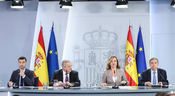 El ministro de Derechos Sociales, Pablo Bustinduy, el ministro de Industria y Turismo, Jordi Hereu, la ministra de Educación, Formación Profesional y Deportes, Pilar Alegría, y el ministro de Agricultura, Pesca y Alimentación, Luis Planas,