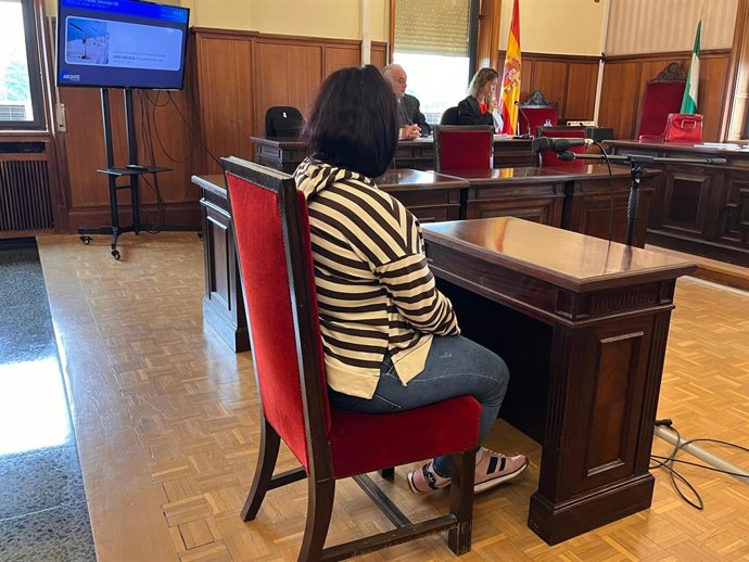 A mãe biológica do bebê abandonado em um contêiner em Los Palacios (Sevilha), no Tribunal Provincial de Sevilha. Em 20 de outubro de 2025.