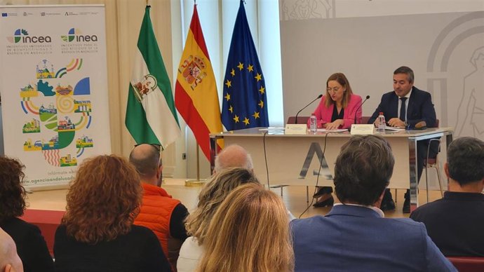 El delegado territorial de Economía, Hacienda, Fondos Europeos y de Industria, Energía y Minas de la Junta en Granada, Gumersindo Fernández, junto a la directora gerente de la Agencia Andaluza de la Energía, Natalia Márquez