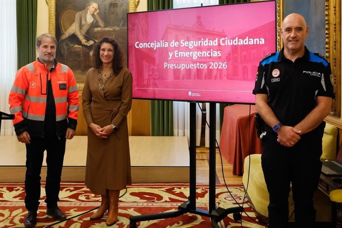 La concejala de Seguridad Ciudadana y Emergencias del Ayuntamiento de Gijón, Nuria Bravo, en rueda de prensa en el Consistorio junto a los responsables de Policía Local y Bomberos.