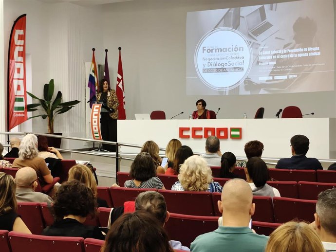 María José López, en la mesa presidencial, atiende a la intervención de Marina Borrego en las jornadas sobre cáncer laboral.