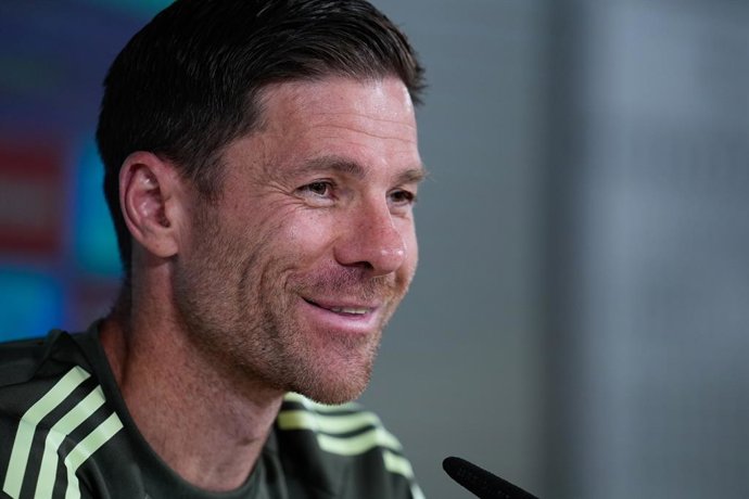 Xabi Alonso, técnico do Real Madrid, dá uma coletiva de imprensa durante o dia de treinamento do Real Madrid antes da partida de futebol contra o Villarreal CF na Ciudad Deportiva Real Madrid em 03 de outubro de 2025, em Valdebebas, Ma