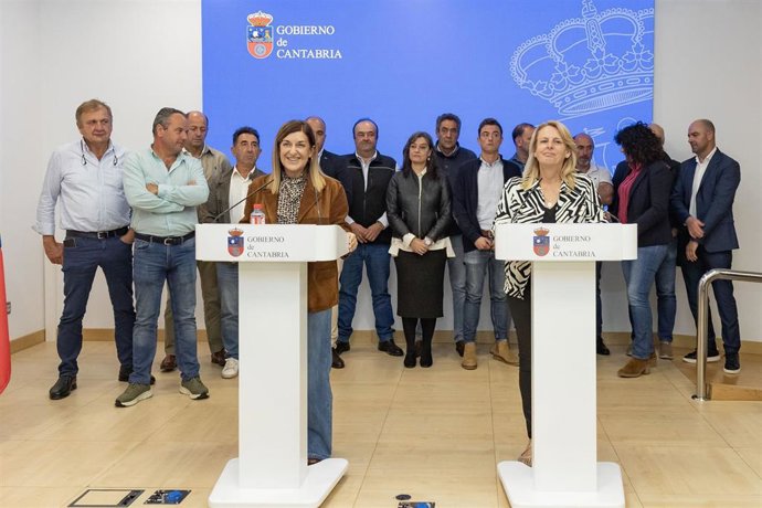La presidenta, María José Sáenz de Buruaga, y la consejera María Jesús Susinos, en rueda de prensa con representantes de organizaciones, asociaciones y cooperativas agrarias de la región
