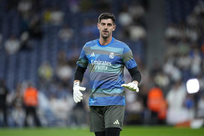 Thibaut Courtois, do Real Madrid CF, aquece durante a partida de futebol da Liga Espanhola, LaLiga EA Sports, disputada entre o Real Madrid e o Villarreal CF no estádio Santiago Bernabeu, em 4 de outubro de 2025, em Madri, Espanha.