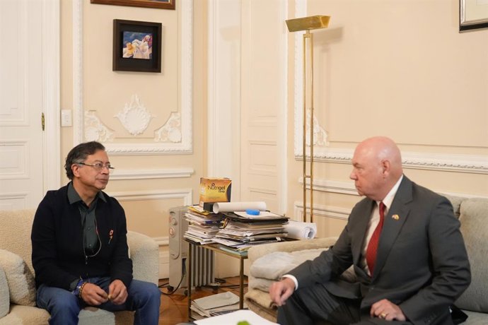 O presidente colombiano Gustavo Petro se reúne com o Encarregado de Negócios dos EUA em Bogotá, John McNamara.