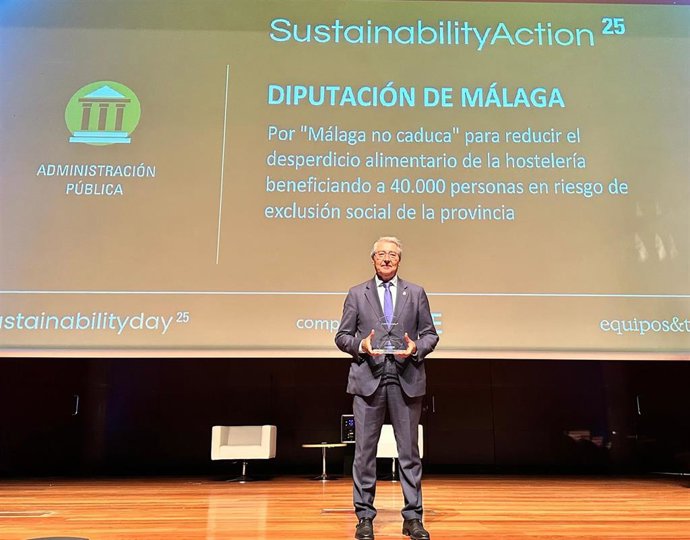 El presidente de la Diputación recoge el reconocimiento para 'Málaga no caduca'