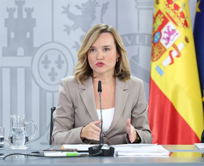 La ministra portavoz y de Educación, Formación Profesional y Deportes, Pilar Alegría, durante una rueda de prensa posterior a la reunión del Consejo de Ministros, en el Palacio de la Moncloa, a 21 de octubre de 2025, en Madrid (España). 
