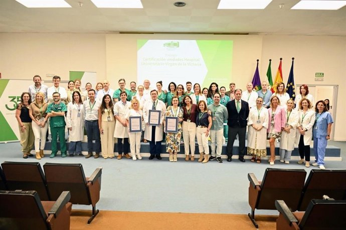 Grupo de profesionales de unidades del Hospital Clínico de Málaga que han recibido certificaciones de calidad.