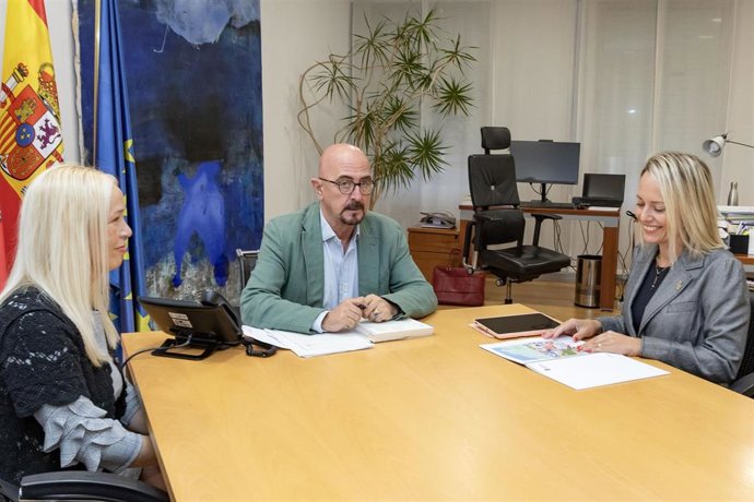 El consejero de Salud, César Pascual, reunido con la alcaldesa de Santillana del Mar, Sara Izquierdo
