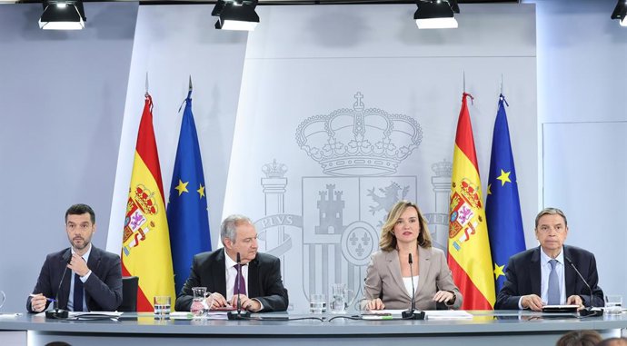 El ministro de Derechos Sociales, Pablo Bustinduy, el ministro de Industria y Turismo, Jordi Hereu, la ministra de Educación, Formación Profesional y Deportes, Pilar Alegría, y el ministro de Agricultura, Pesca y Alimentación, Luis Planas,  en Moncloa.