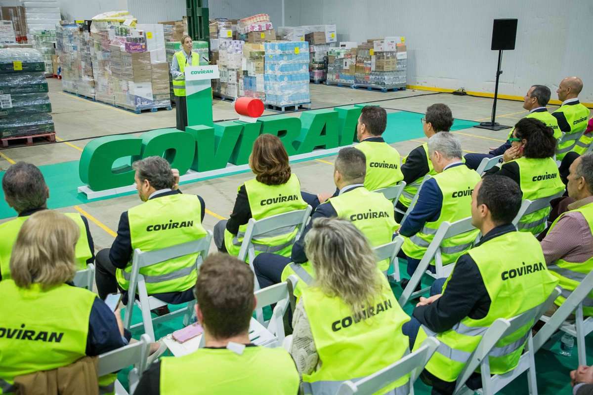 Guardiola visita la plataforma de Covirán en Mérida y reitera su compromiso de crear un entorno favorable a las empresas