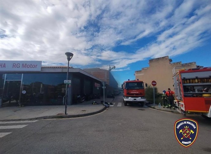 Incendio en el sótano de un taller de motos en Alcúdia