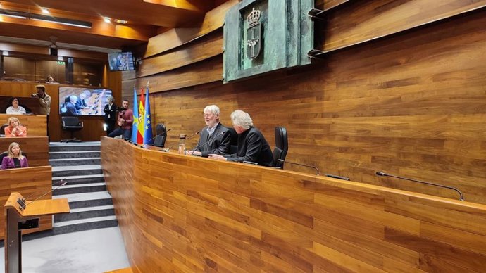 El sociólogo estadounidense Douglas Massey, Premio Princesa de Asturias de Ciencias Sociales 2025, participa en un diálogo con el profesor de Sociología de la Universidad de Oviedo Hans P. Van den Broek, en la Junta General.