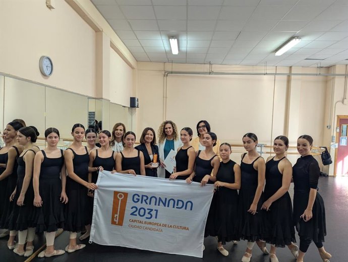La delegada de Desarrollo Educativo y Formación Profesional de la Junta en Granada, María José Martín Gómez, en el Conservatorio Profesional de Danza Reina Sofía.