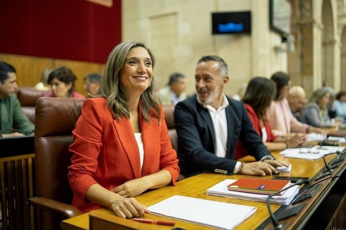La portavoz del Grupo Socialista en el Parlamento andaluz, María Márquez, junto al portavoz adjunto Rafael Recio en una foto de archivo en el Pleno de la Cámara autonómica.