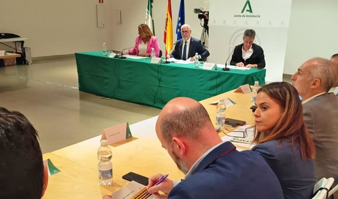 La concejala Ángeles Díaz (d) en la reunión del foro.
