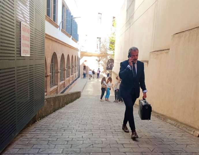 El abogado Jorge Sainz de Baranda, saliendo de los Juzgados de Vía Alemania.