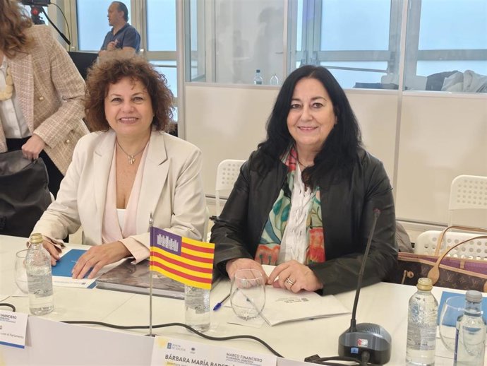 Las directoras generales de Relaciones Institucionales y de Relaciones con el Parlamento, Francisca Ramis, y de Proyectos Estratégicos y Fondos Europeos, Bàrbara Barceló, en la reunión de la delegación española en el Comité Europeo de las Regiones.