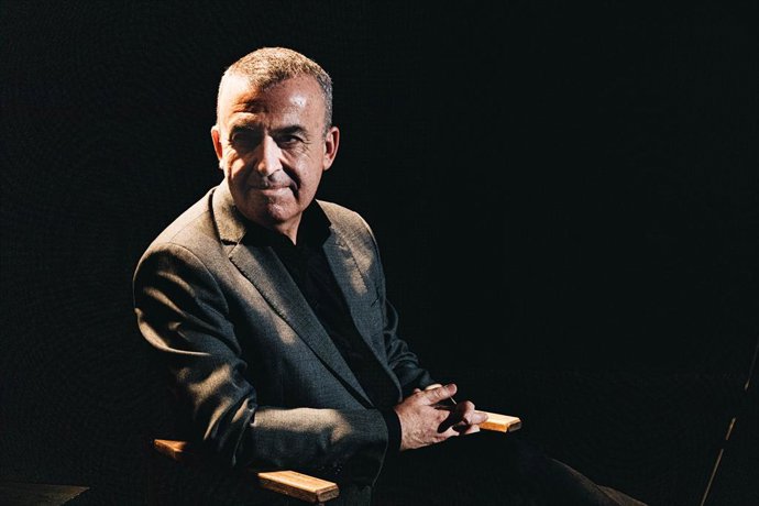 Archivo - El escritor Lorenzo Silva posa durante la presentación de su novela ‘Púa’, a 9 de mayo de 2023, en Madrid (España). ‘Púa’ se trata de un thriller épico sobre la guerra sucia y sus consecuencias y se publica mañana, 10 de mayo. Silva es uno de lo