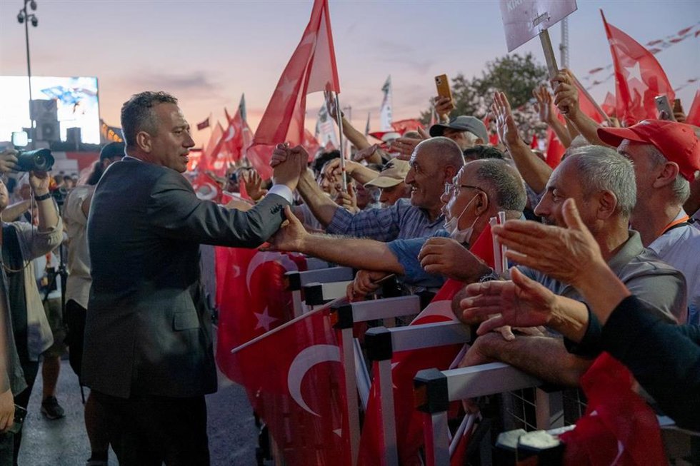 Archivo - El diputado Ali Mahir Basarir saluda a un grupo de simpatizantes en un mitin del Partido Republicano del Pueblo (CHP).  
