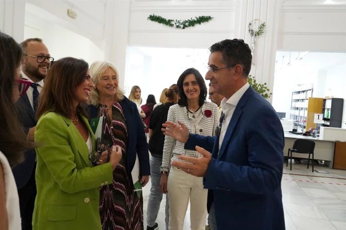 La consejera de Fomento, Rocío Díaz, con el alcalde de Barbate.