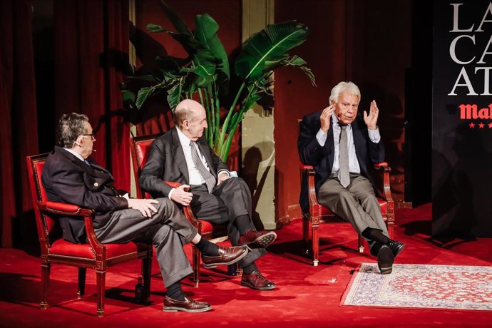 Archivo - (I-D) El ponente constitucional, Miguel Herrero y Rodríguez de Miñón; el abogado y 'padre' de la Constitución, Miquel Roca y el expresidente del Gobierno, Felipe González, en un coloquio en el Ateneo de Madrid, a 18 de febrero de 2022, en Madrid