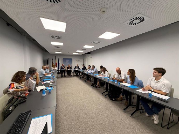 Reunión de una de las mesas del Pacto por la Sostenibilidad de Baleares para tratar la futura Ley de Costas.